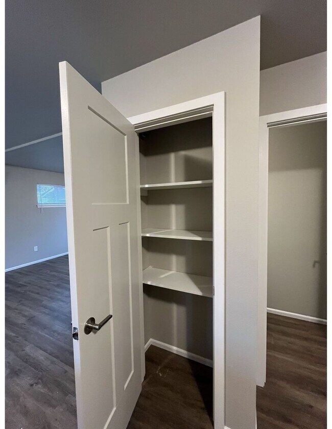 Building Photo - Townhouse Style 3 Bedroom
