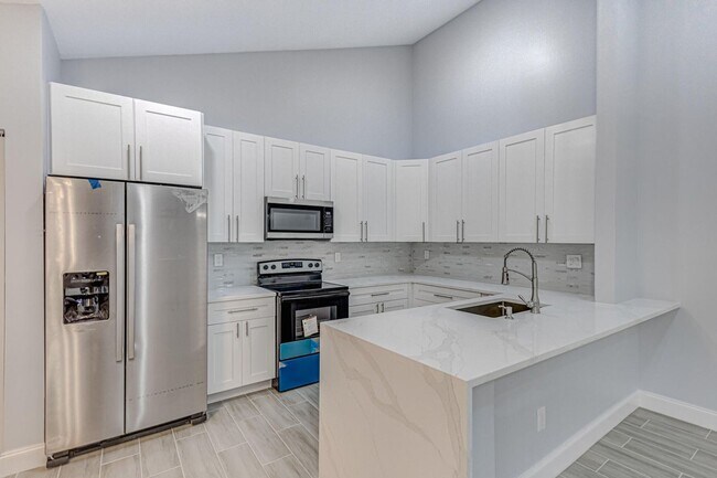 Primary Photo - 1240 Summit Pl Cir
