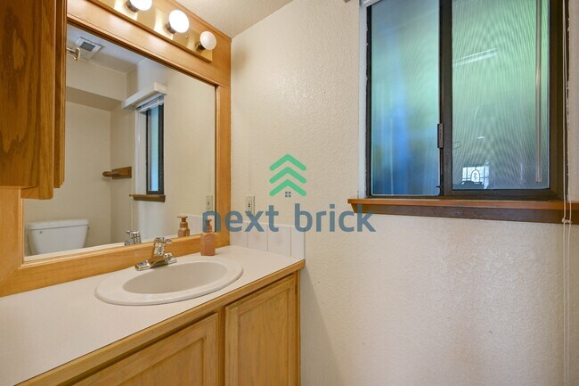 Building Photo - "Spacious 5-Bed Gem with 2.5 Baths in Prime Redmond Location!"