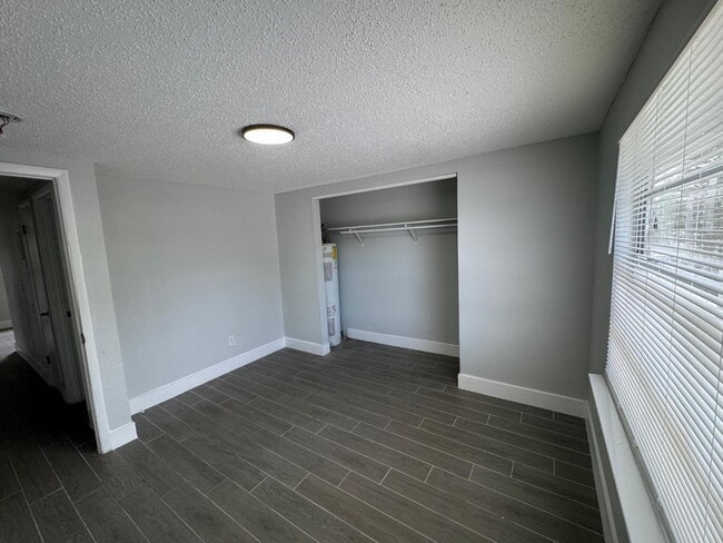 Building Photo - 13701 N 21st St