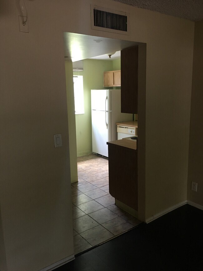 Building Photo - 303 Gardens Dr