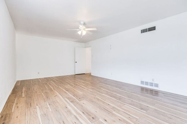 Building Photo - PAY NO SECURITY DEPOSIT! Beautiful Spaciou...