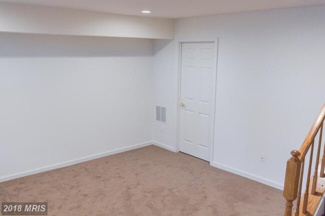 Building Photo - 3 LEVEL TOWNHOUSE WITH 1 CAR GARAGE END UNIT TOWNHOUSE