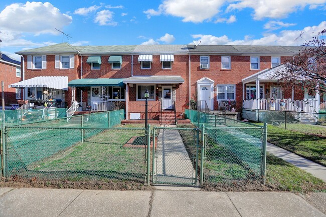 Building Photo - Completed Renovated Townhouse