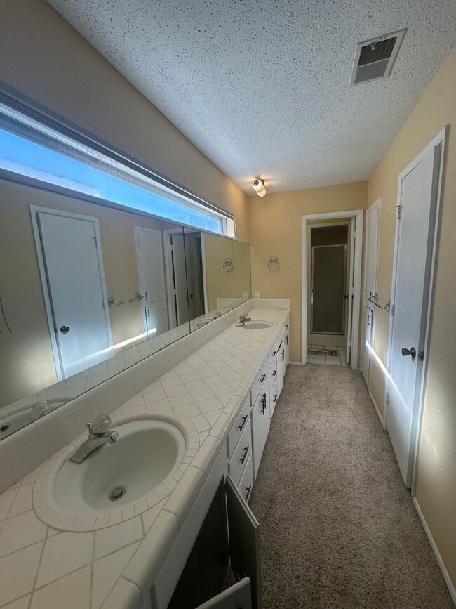 Building Photo - 2 Bed Brick House! Golf Course View!