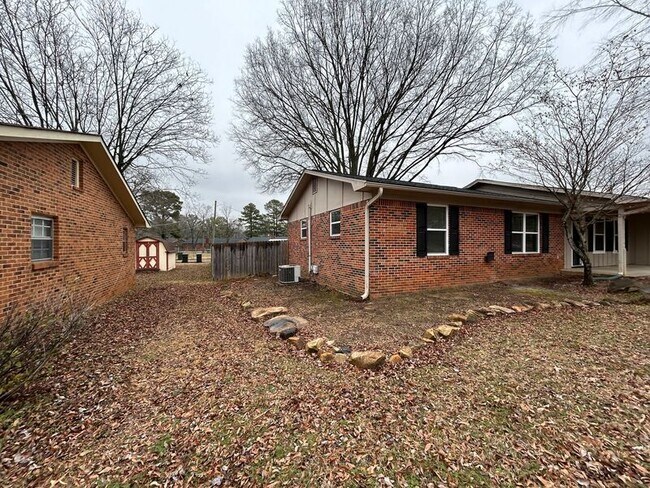 Building Photo - 2026 Woodmead St SW