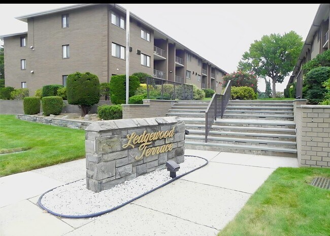Primary Photo - 466 Liberty St