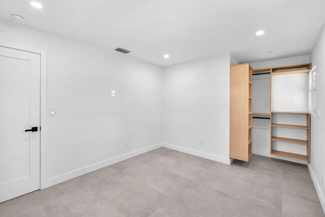 Building Photo - 4640 SW 25th Terrace