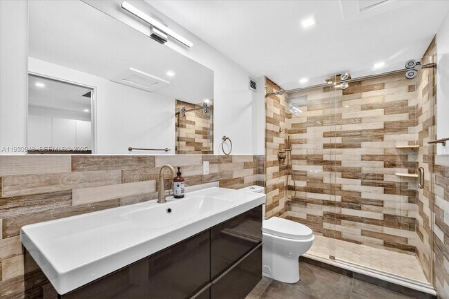 Building Photo - 2301 Collins Ave