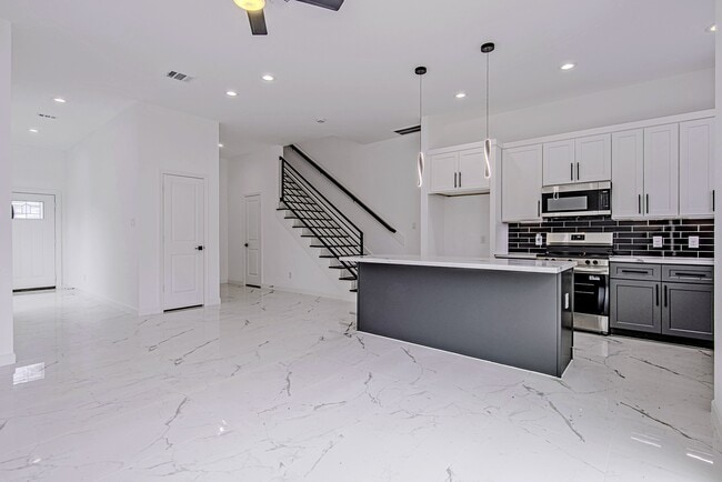 Building Photo - 6732 Goforth St