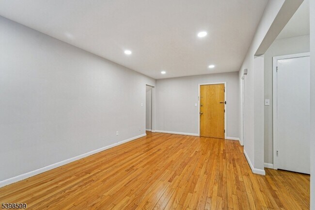 Building Photo - 357 Franklin St