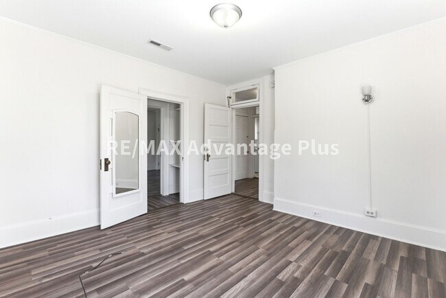 Building Photo - 106 Grove St