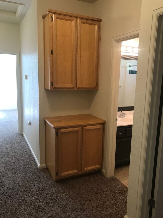 Building Photo - Spacious and Bright 3bed/2 bath Home in Davis
