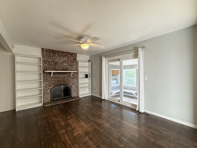 Building Photo - 2447 Roanoke Dr