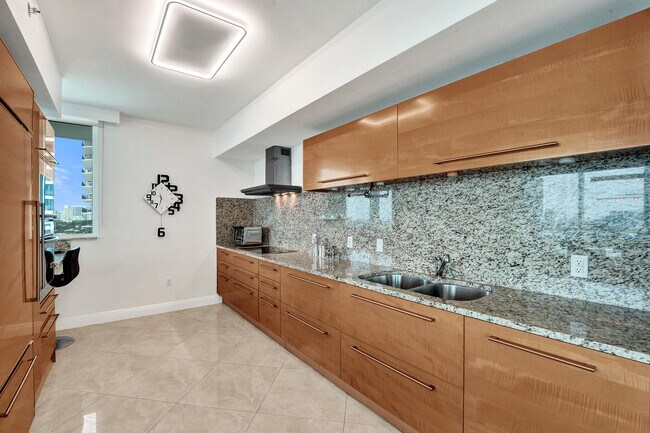 Building Photo - 101 S Fort Lauderdale Beach Blvd