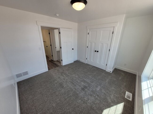 Building Photo - **LEASE TAKEOVER** PLEASE CONTACT CURRENT TENANT: LISA @ (208) 569-2040 CURRENT TENANT WILLING TO...