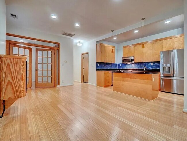 Building Photo - 520 W Olney Rd