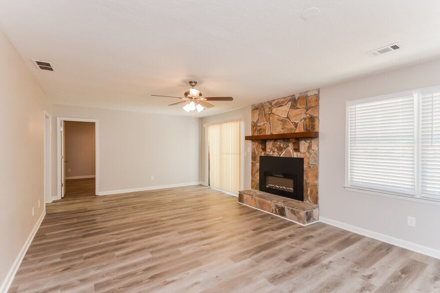 Building Photo - 796 Greenwood Trail SE