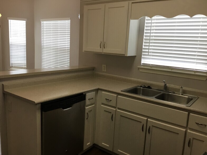 Building Photo - 805 Laurel Hill Cir
