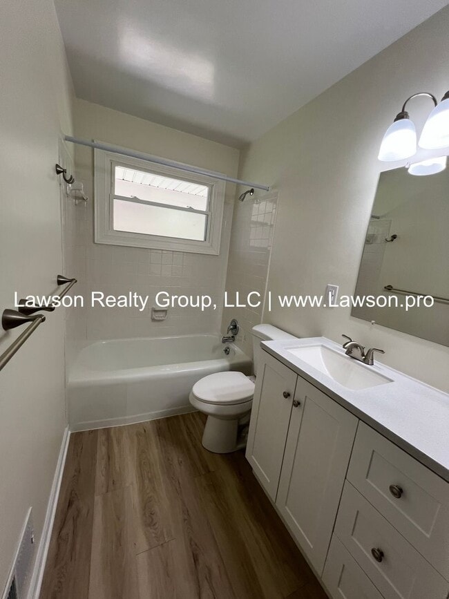 Building Photo - Pristine Brick Ranch with Covered Back Patio!