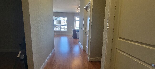 Building Photo - 5401 S Park Terrace Ave