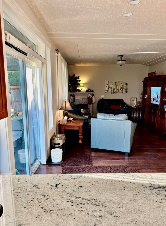 Building Photo - RARE! 5 Bedroom Rental Home pre-leasing for the end of February! Entertainers' Paradise - Pet Fri...