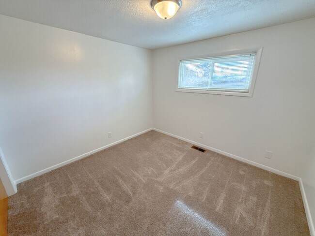 Building Photo - 3 Bedroom, 1.5 Bath House in Pacific Terrace neighborhood