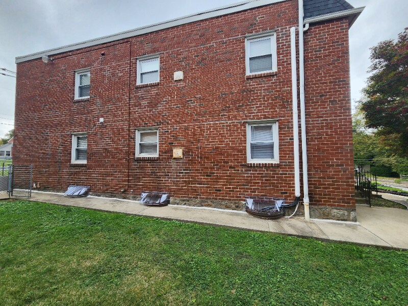 Building Photo - 711 E 24th St
