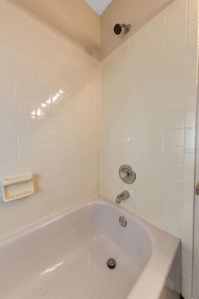 Building Photo - 3121 Beecher Dr E