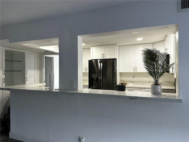 Building Photo - 800 Parkview Dr