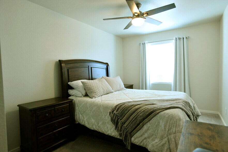 Secondary Bedroom - 3014 Barnstormer St