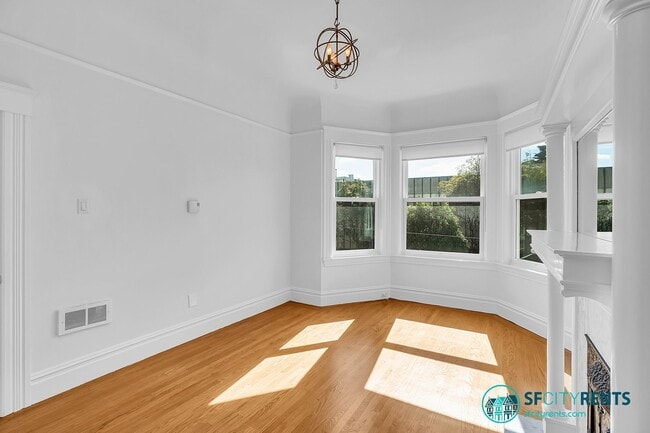 Building Photo - Presidio Heights: Remodeled Flat w/ Privat...