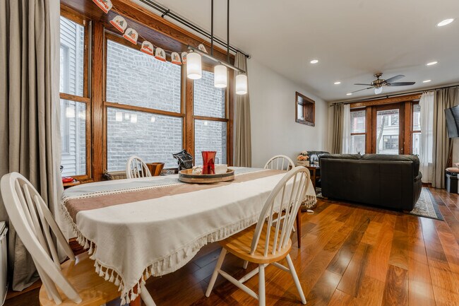 Building Photo - 1019 W Oakdale Ave