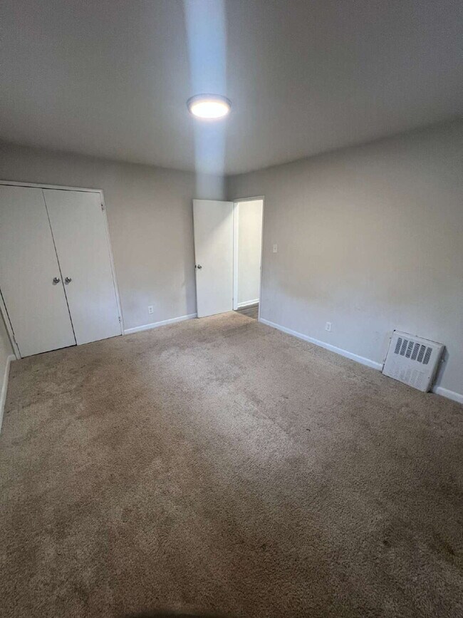 Building Photo - Charming 1 Bedroom Apartment in Woodbridge – Third Level Apartment