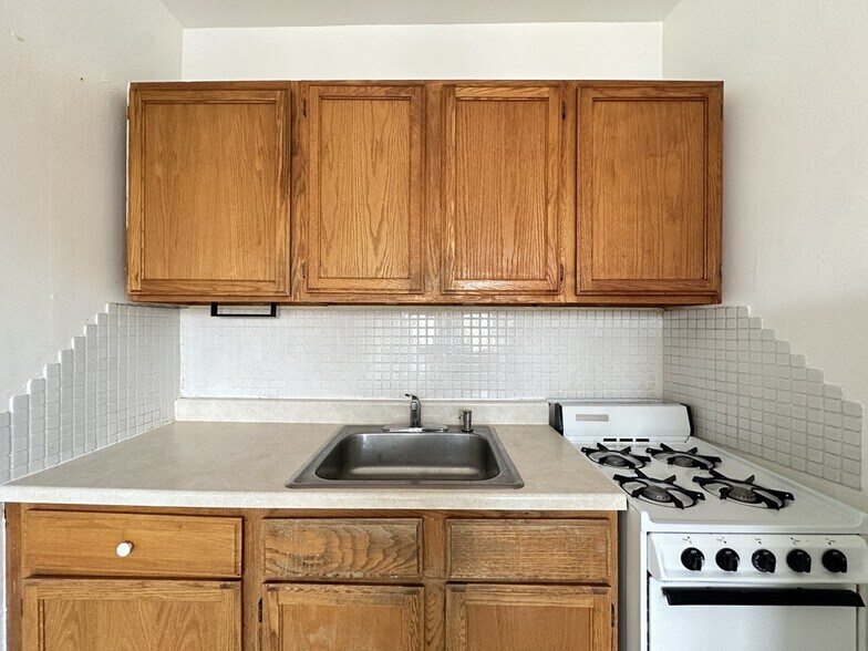 Building Photo - 2462 N Linden Pl