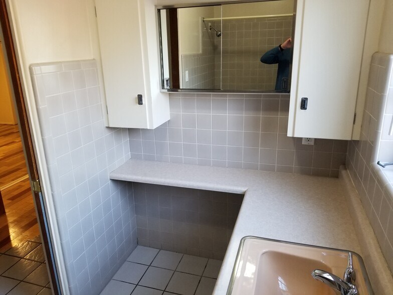 Extended Bath Vanity - 922 E Coronado Rd