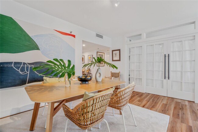Building Photo - 520 Brickell Key Dr