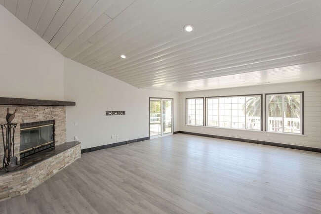 Building Photo - RANCH STYLE POOL HOME ON 2+ ACRES IN THE H...