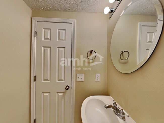 Building Photo - 2608 Welshcrest Dr