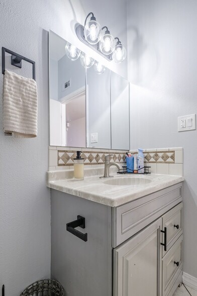 Building Photo - 5521 27th Ave