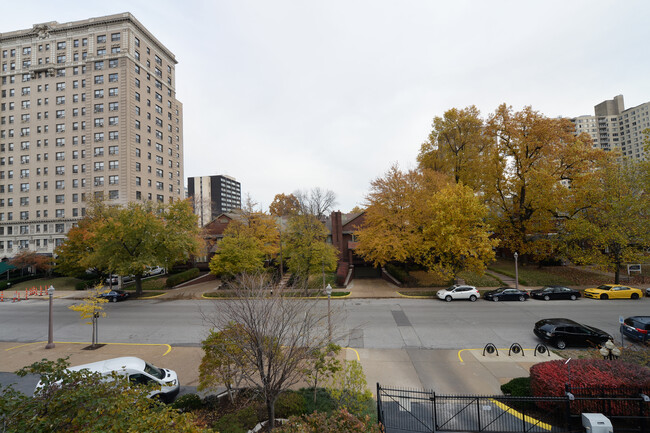 Building Photo - 4466 W Pine Blvd