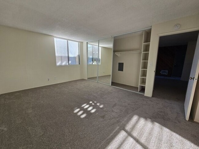 Building Photo - Discover this well-appointed 2-bedroom, 1.5-bath condo in San Diego