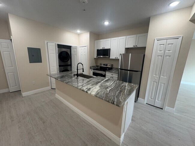 Building Photo - Luxury 2 Bed 2 Bath, Downtown Eustis Full ...