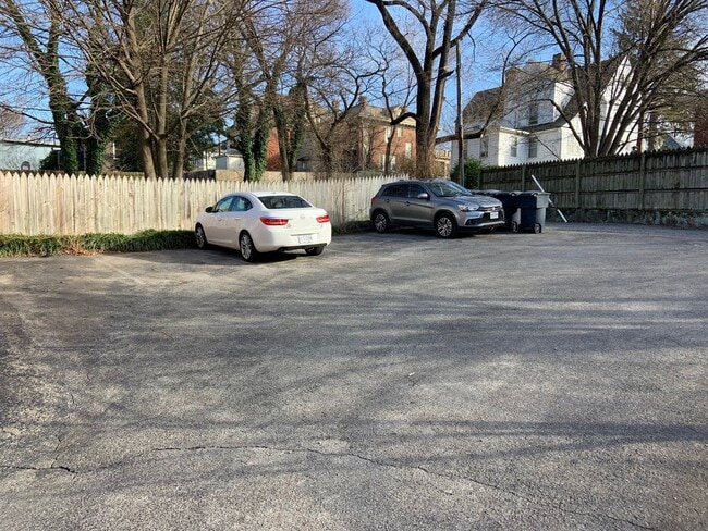 Building Photo - Large 2 Bedroom, 1 Bath Apartment in Old SW