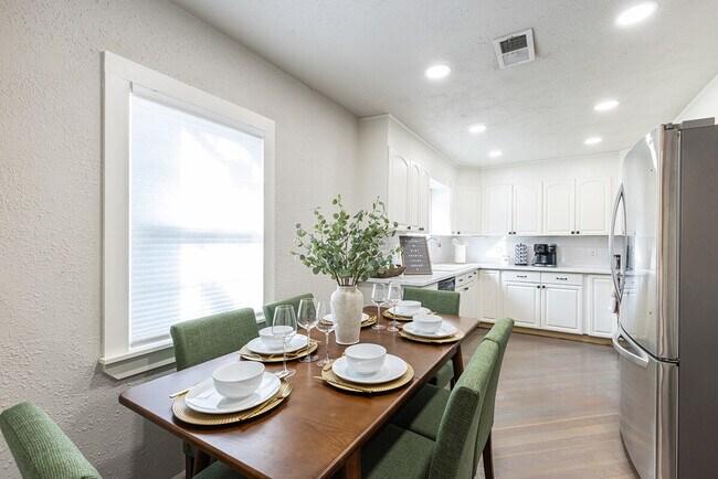 Building Photo - 839 Patchett St