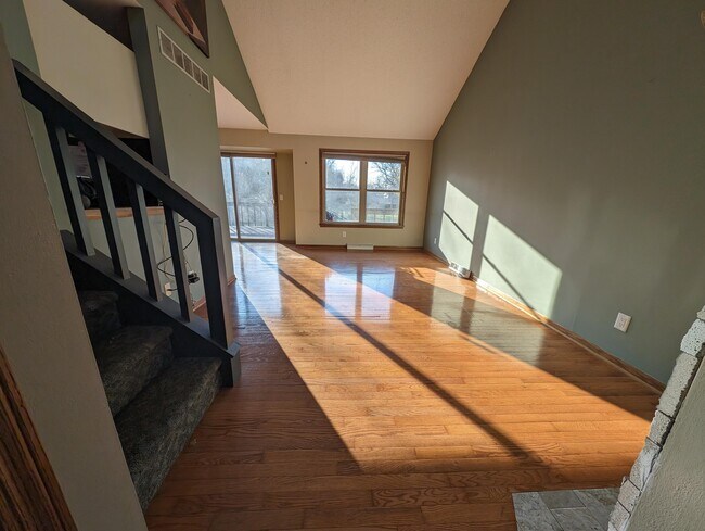 Building Photo - 607 Tamarack Dr W