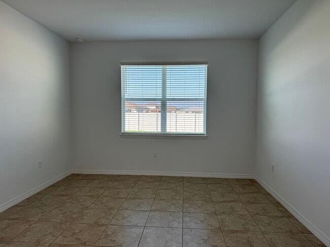 Building Photo - 5670 SW 77th Ave