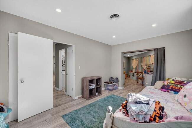 Building Photo - 1570 NE 30th Pl