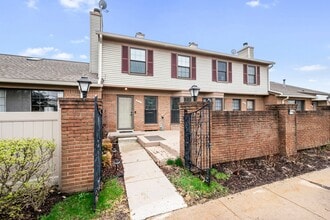 Building Photo - 38887 Country Cir