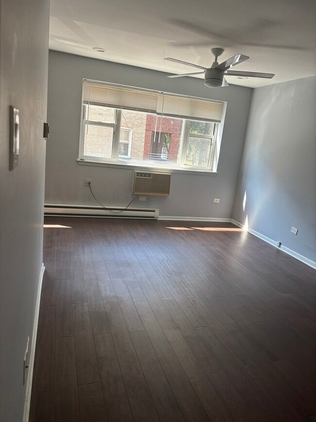 Building Photo - 5920 N Kenmore Ave